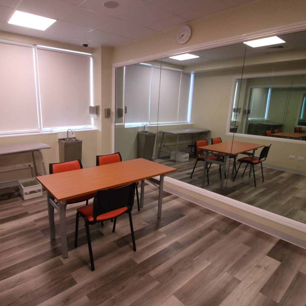 Centro simulacion mesa con 2 sillas y espejo