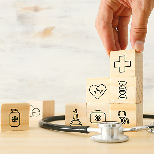 Torre de madera con fichas de autocuidado