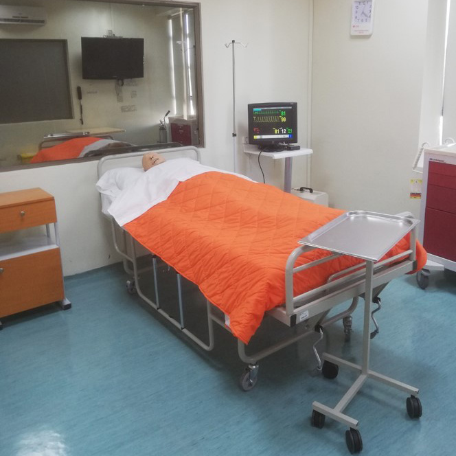 Simulacion clinica con maniquí en camilla