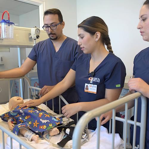 bebé maniqui en centros-simulacion-clinica-udla